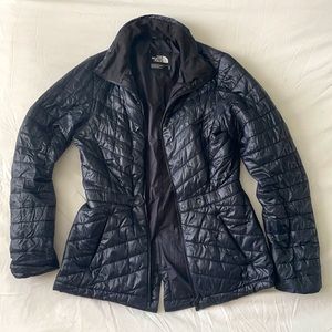 North face insulted jacket with fitted waist